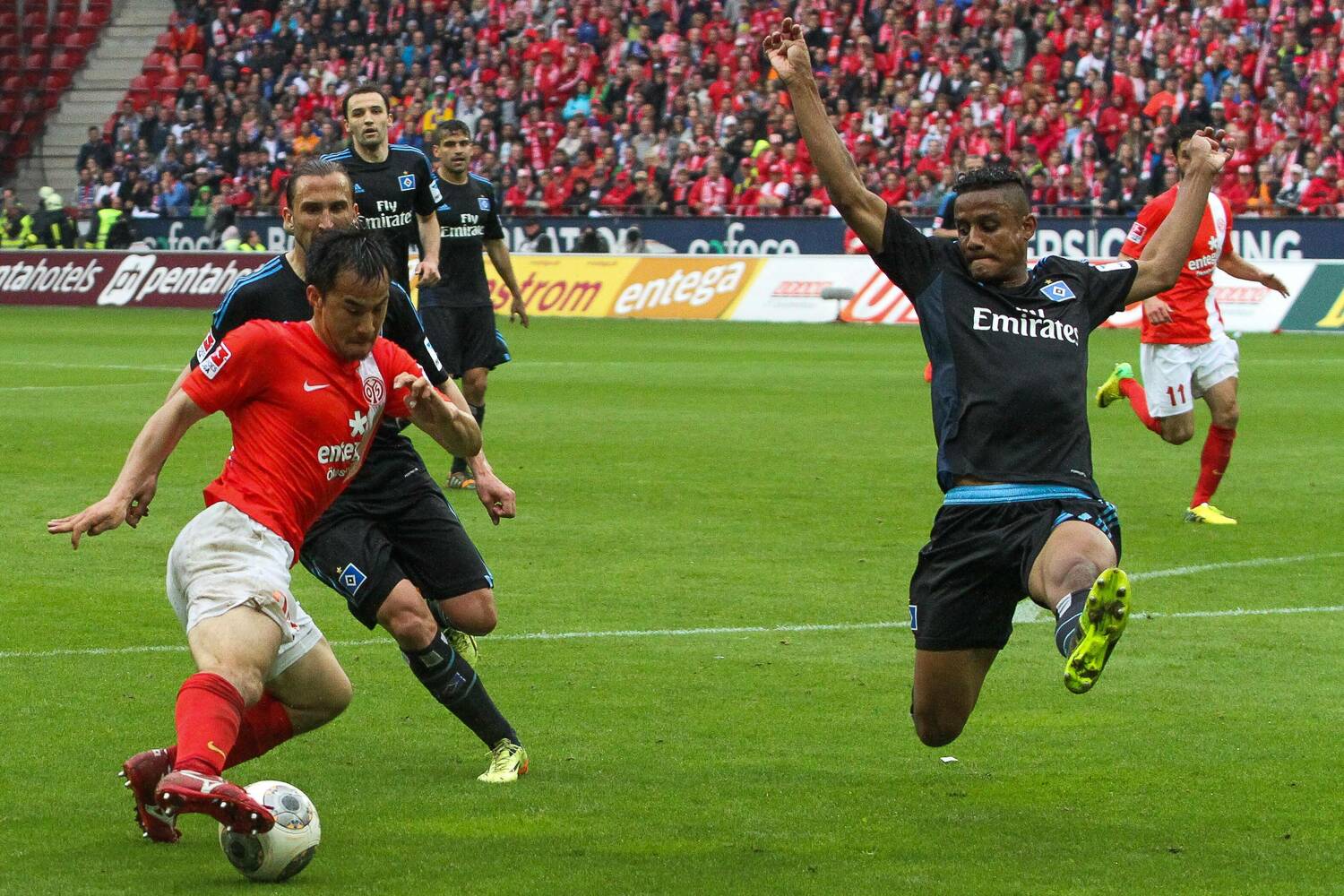 深い切り返しからリーグ15得点目を決めた岡崎。進化を証明する一打だった　©︎AFLO