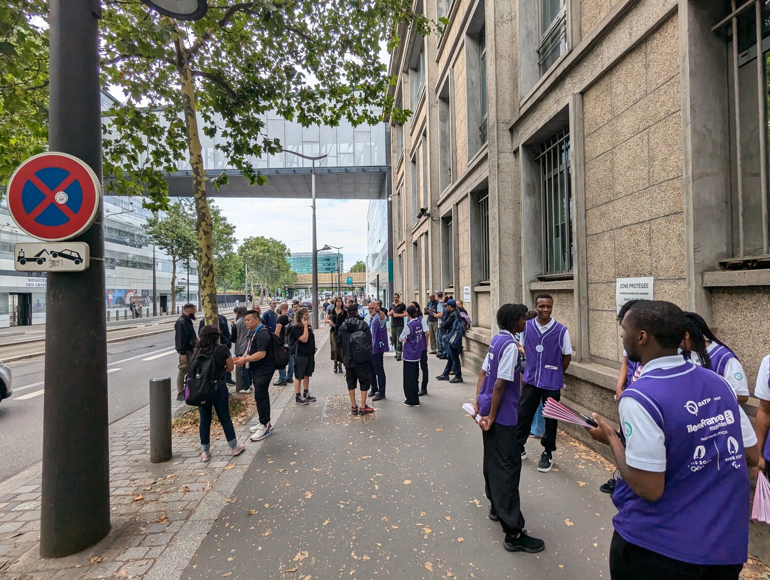 「不審物騒ぎ」で地下鉄駅から閉め出され、立ち尽くす人々　©Yu Saito
