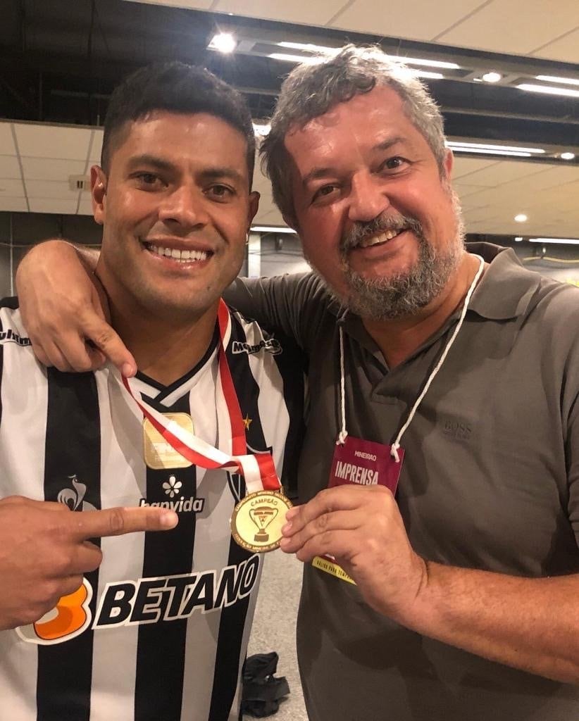 フッキと笑顔のアカス・フェレジェール氏　※本人提供