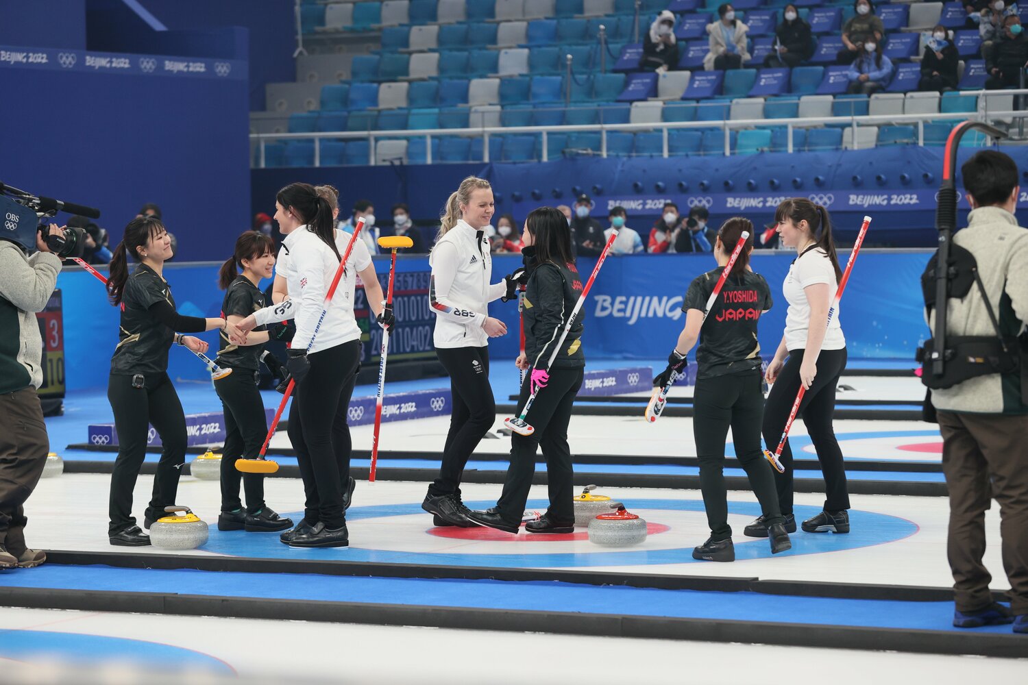 決勝でイギリスに敗れた日本。悔しい思いもある中で、イギリスの選手たちを笑顔で称えた　©️Kaoru Watanabe/JMPA