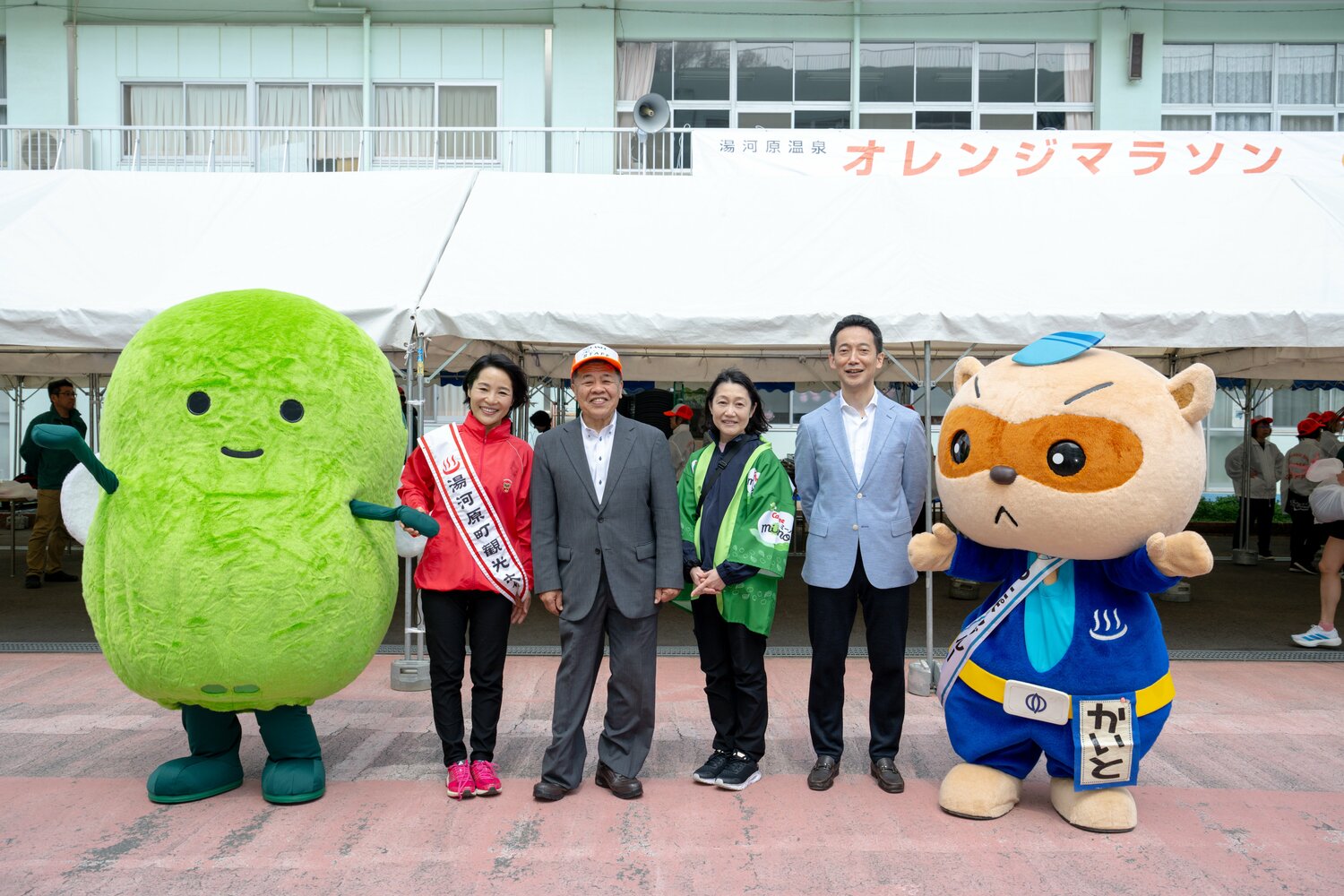 左から、湯河原町観光大使を務める民謡歌手の小山みつなさん、内藤喜文湯河原町長、大会の協賛企業カルビーのCTO中野真衣さん、山田悟医師 ©️Shiro Miyake