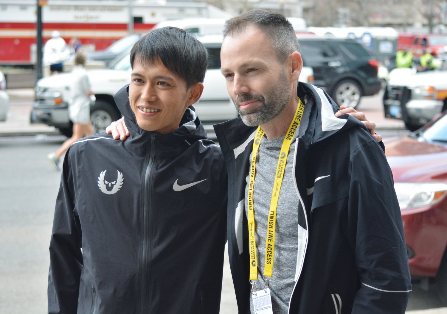 ボストン・マラソン男子で3位に入り、ジュリアン・コーチ（右）と肩を組む大迫傑　©JIJI PRESS