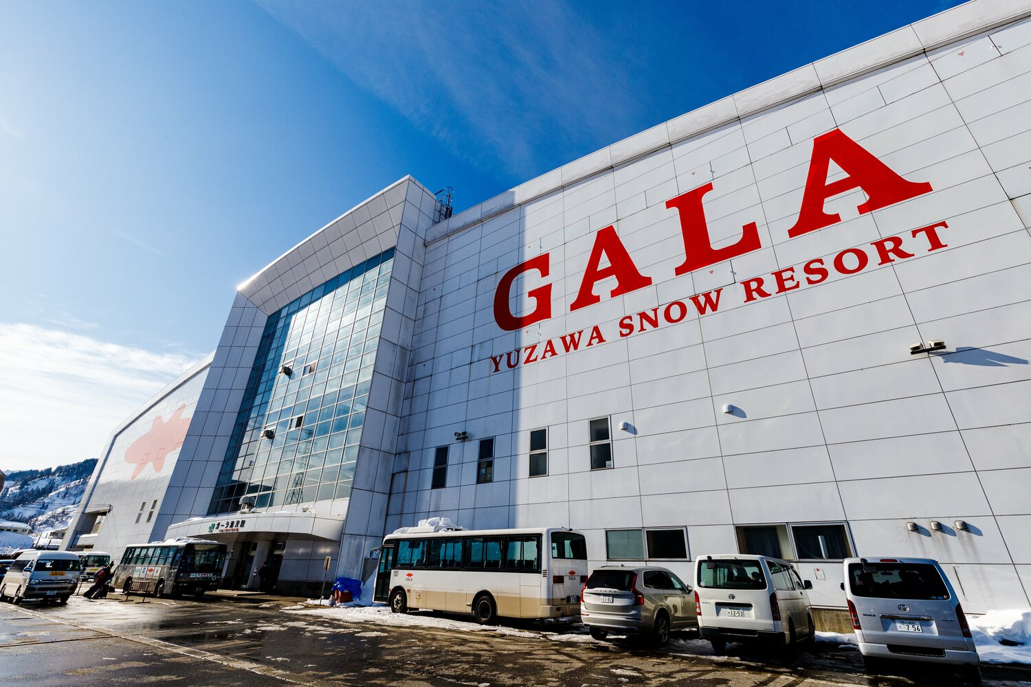 ガーラ湯沢駅。上越新幹線で大宮駅から約70分、冬季のスキー場営業期間中のみ開設される臨時駅