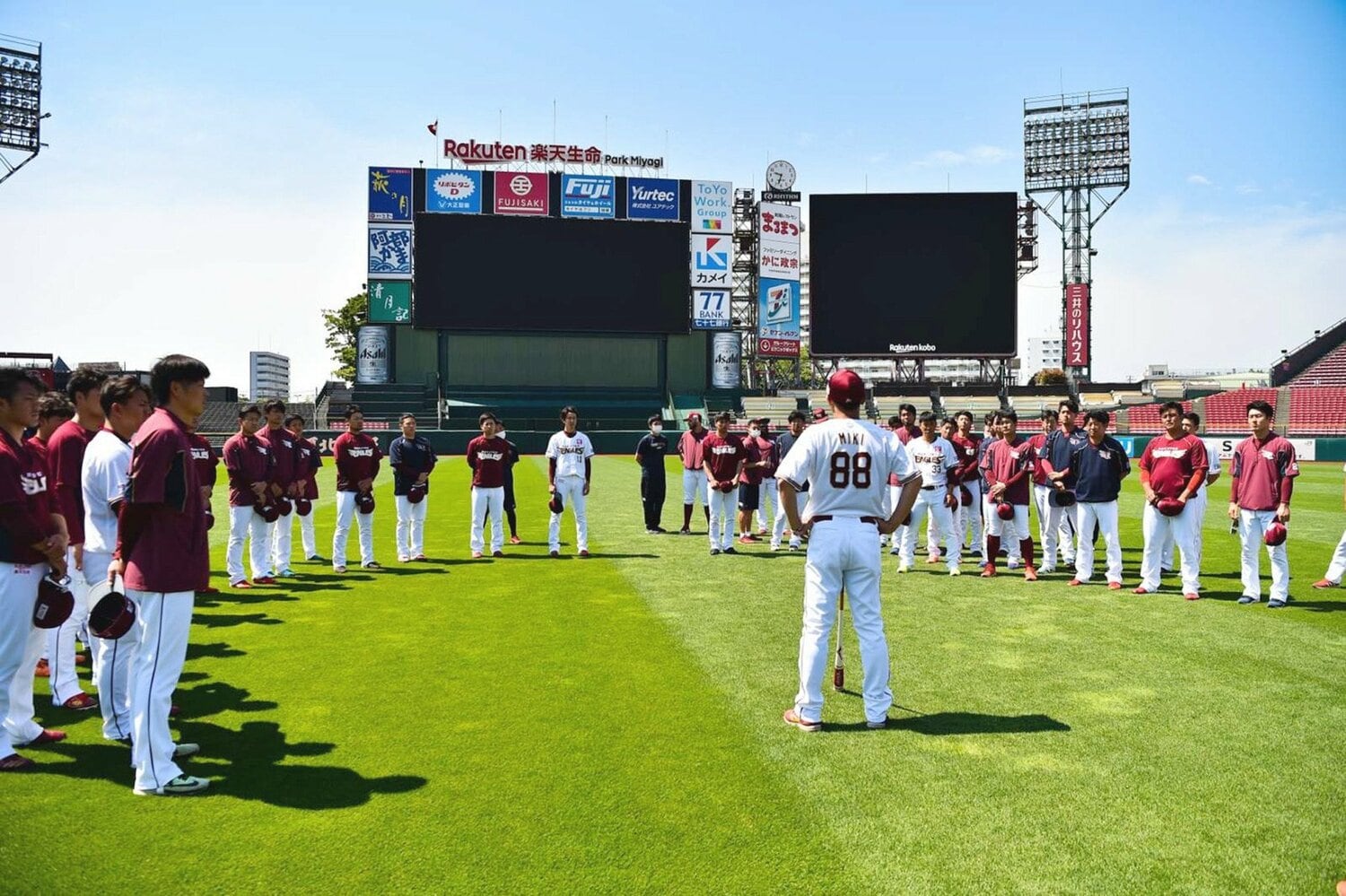 2020年5月、延期された開幕に向けて集合した選手たちを前に語りかける三木監督 ©︎球団提供/JIJI PRESS