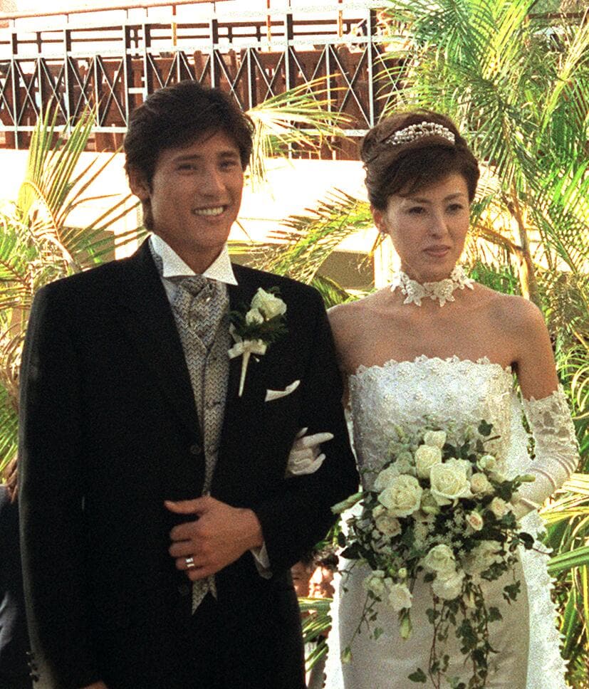 沖縄のリゾートホテルで式を挙げた新庄と大河内。この時、ウェディングドレスは「ガバガバだった」という　©JIJI PRESS