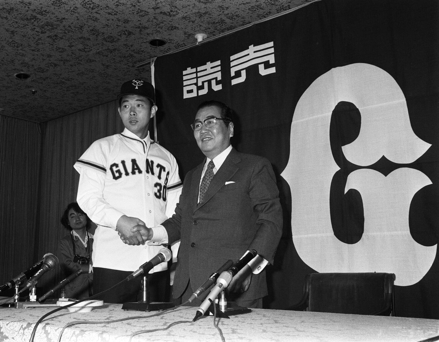 1979年4月7日、巨人入団を発表し、正力亨オーナーと握手する江川卓 ©JIJI PRESS
