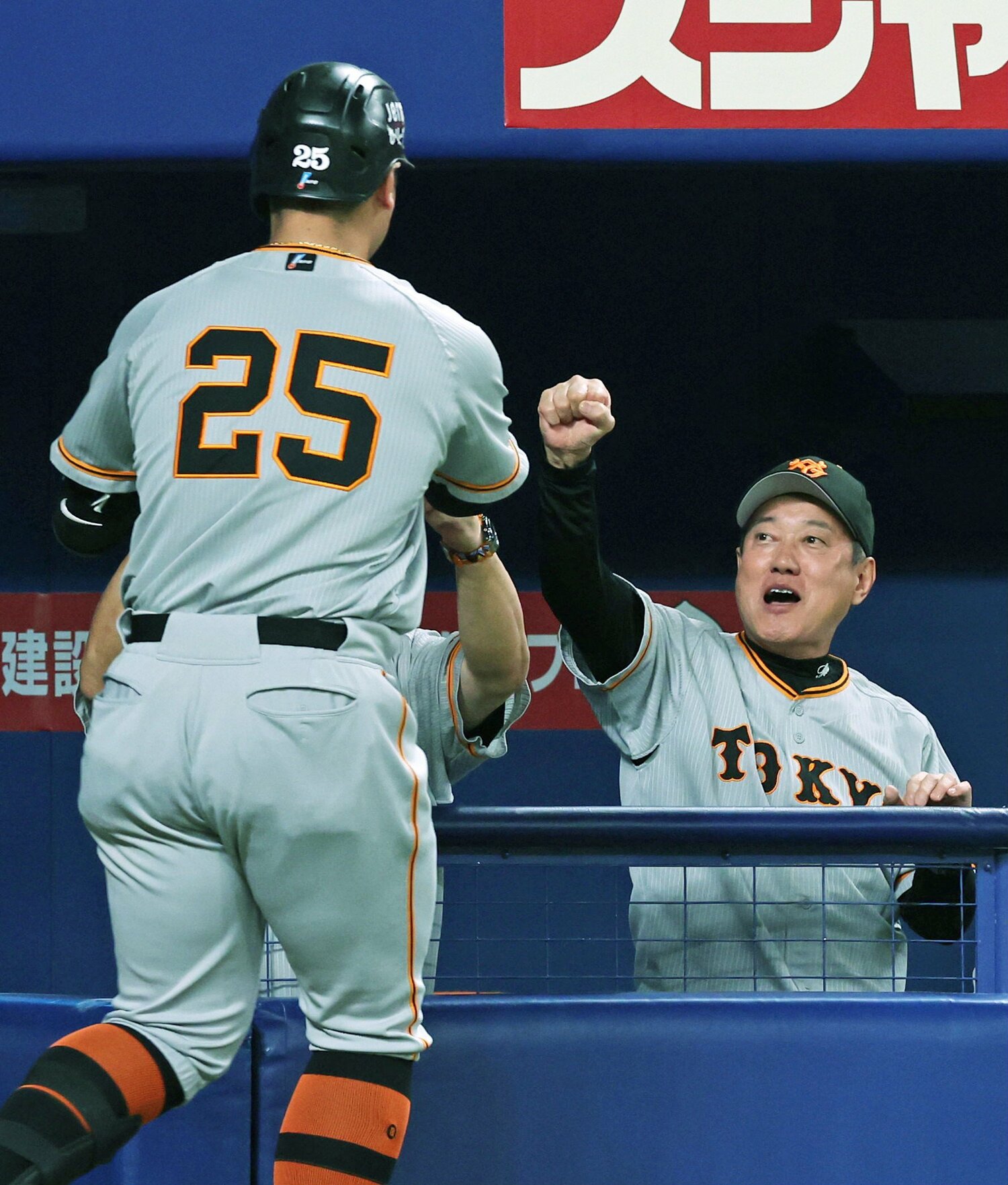 「和真いた？」発言が話題になった原監督だが、岡本の長打力を認めているからこその“ゲキ”だったのだろう　©JIJI PRESS