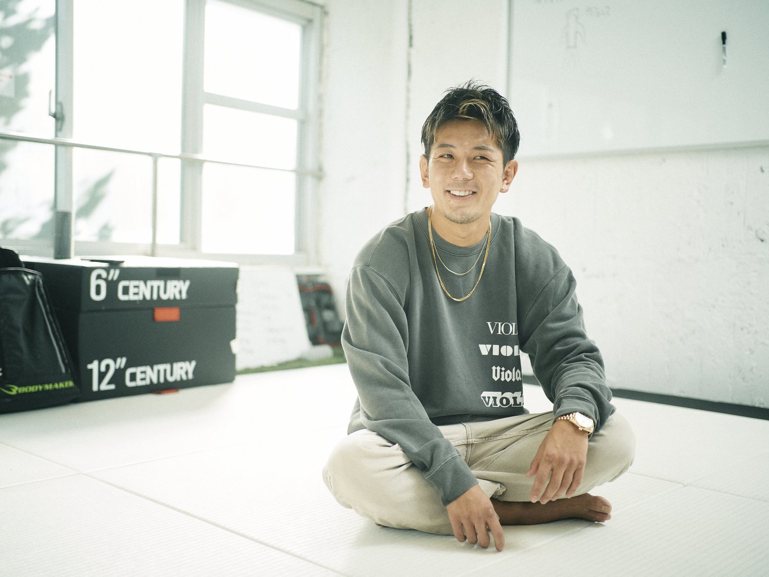 柔らかい物腰で戦いを振り返る皇治。挑発的な言葉は「格闘技界を盛り上げるため」　©︎Yuki Suenaga