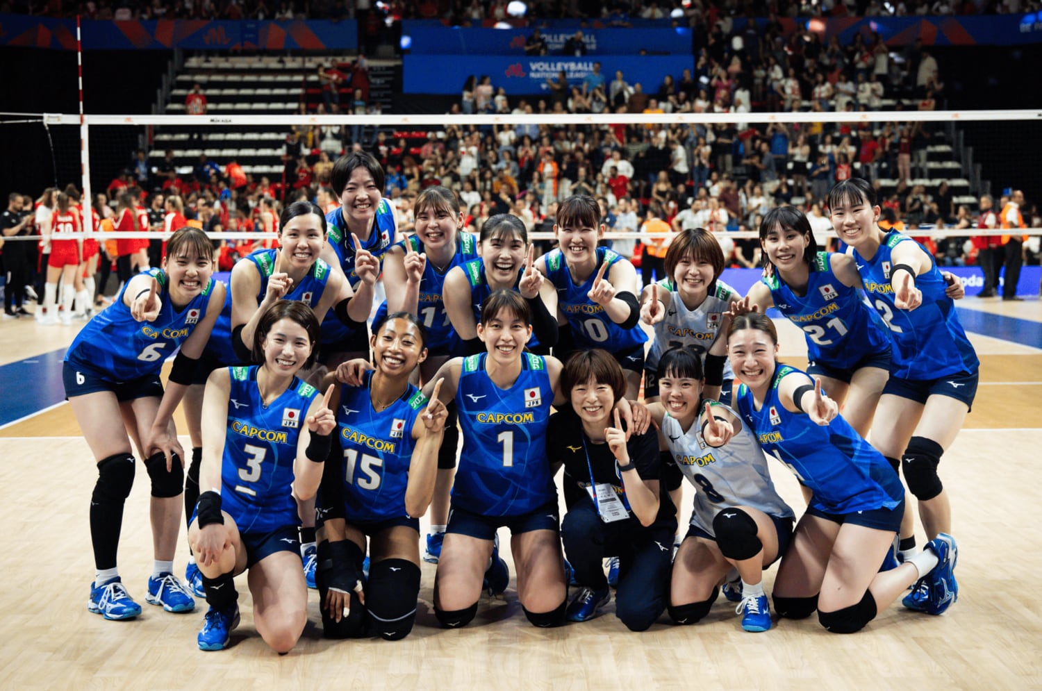 チーム最年長になる岩崎こよみ（中央）。パリ五輪出場へ向けて、シビアな戦いが続いていく　©︎Volleyball World