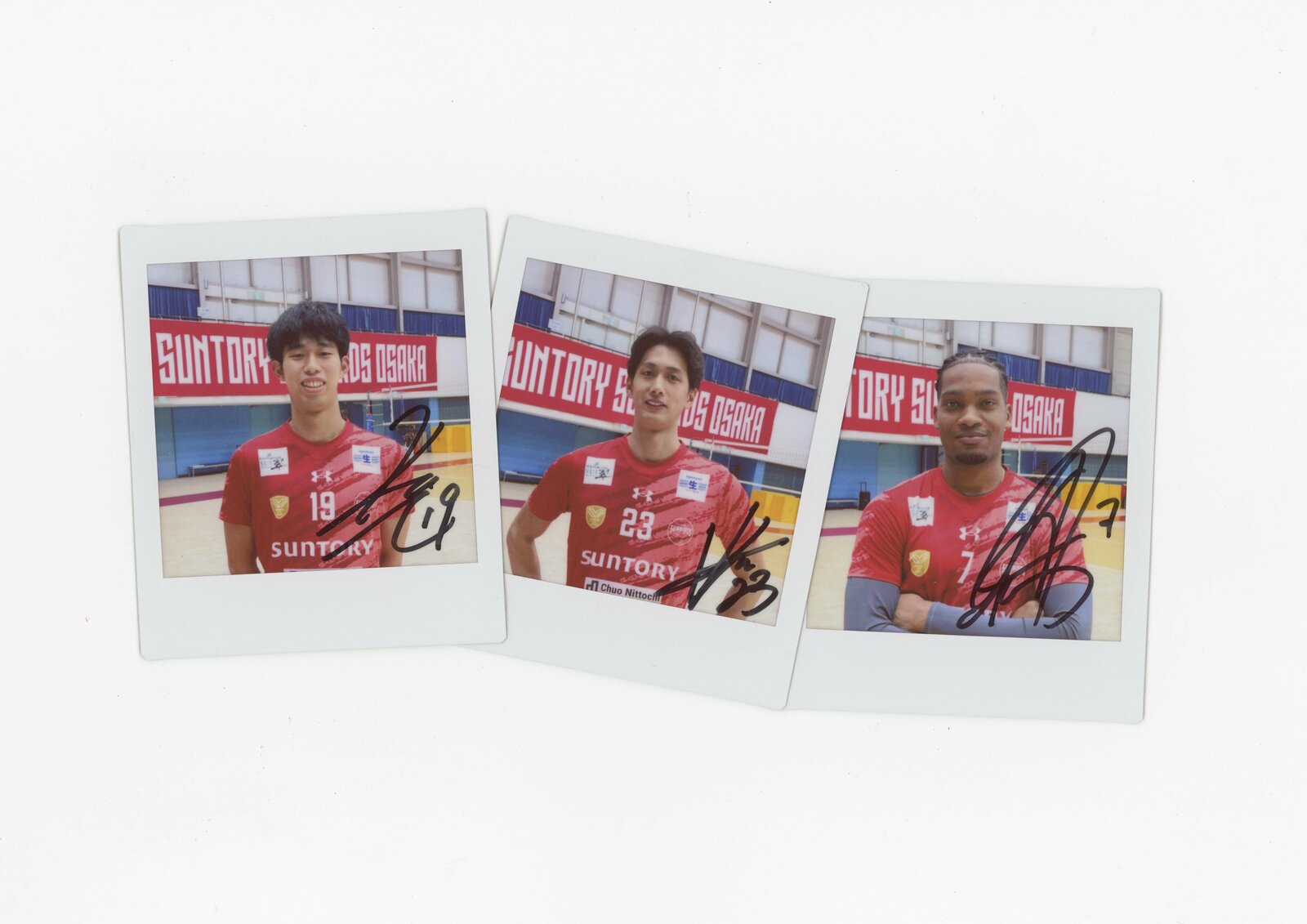 甲斐選手、柏田選手、アライン選手のサイン入りチェキ