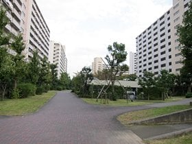 とにかく見渡す限りに高層団地がある。広くて緑溢れる公園も特徴的だ