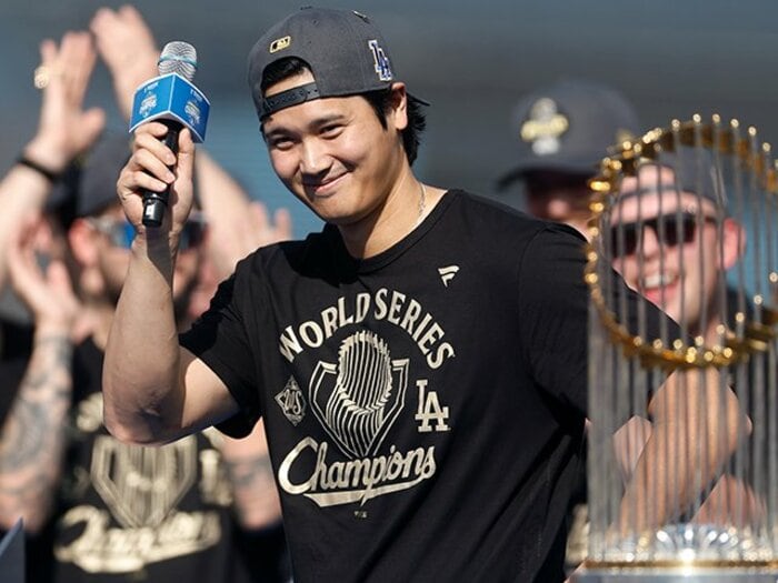 「オオタニ、個性的でビックリ」キケもテオスカーもカーショウも…“ドジャースの仲間が知らなかった”大谷翔平の大らかさ「同時にショウヘイは」＜Number Web＞ photograph by Ronald Martinez/Getty Images