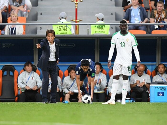 通訳機はハマらずとも作戦はハマる。西野朗監督の策士っぷりが半端ない。＜Number Web＞ photograph by Kaoru Watanabe/JMPA