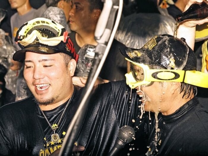 「給料安い選手に期待したらかわいそうでしょ」歴史的優勝のソフトバンク・小久保裕紀監督が現地記者に語った“独走ウラ側”「MVP候補の3人」<Number Web> photograph by KYODO