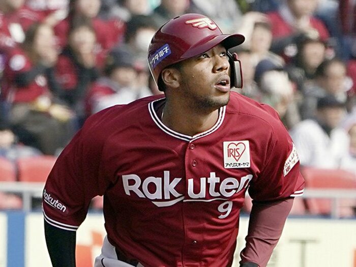 オコエは相手捕手にも遠慮なく聞く。打率1割台でも、成長が見える理由。＜Number Web＞ photograph by Kyodo News