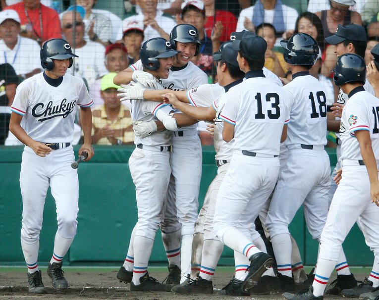 2回戦関西学院戦で、サヨナラ本塁打を放ってチームメートから祝福される河合完治（左から2人目）©︎JIIJ PRESS