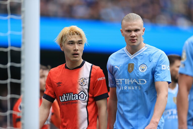 橋岡がマークしたのは2年連続でプレミアリーグ得点王を狙う怪物ハーランド。チームは失点を重ねたが、個人としては手応えを掴んだ試合だった　©︎Getty Imges