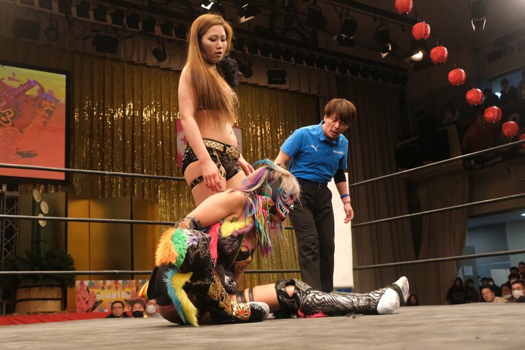 「スターダムをクビになって…」人気女子プロレスラーが初告白　ウナギ・サヤカ“超満員の自主興行”に密着して感じた「不思議な風格」(90)