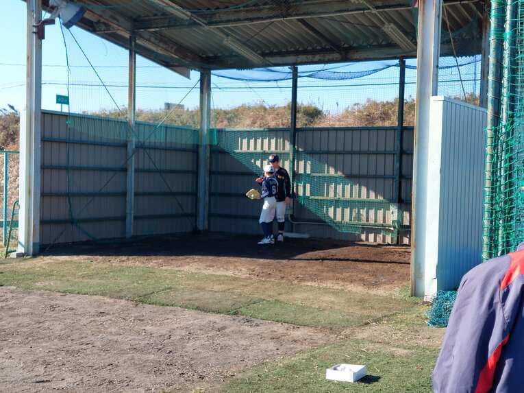 地元の小学生向けに野球教室を行う仙台一高野球部ナイン　©NumberWeb