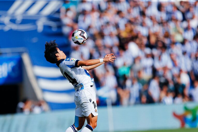 久保建英22歳誕生日に「タケはアイドル」日本語ボードの子供、メッシっぽい新ユニ姿やソシエダ主将との別れ…カメラマンが見た“幸せな最終節”(17)