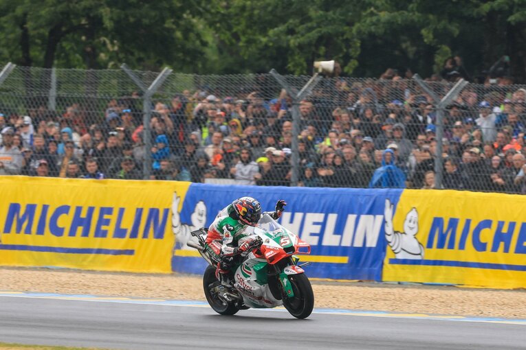 「何が起きたのかわからない」史上最多のル・マン大観衆の前で地元フランスのザルコが独走優勝！ 王者マルケスに大差をつけた“雨中のタイヤ選択”(13)