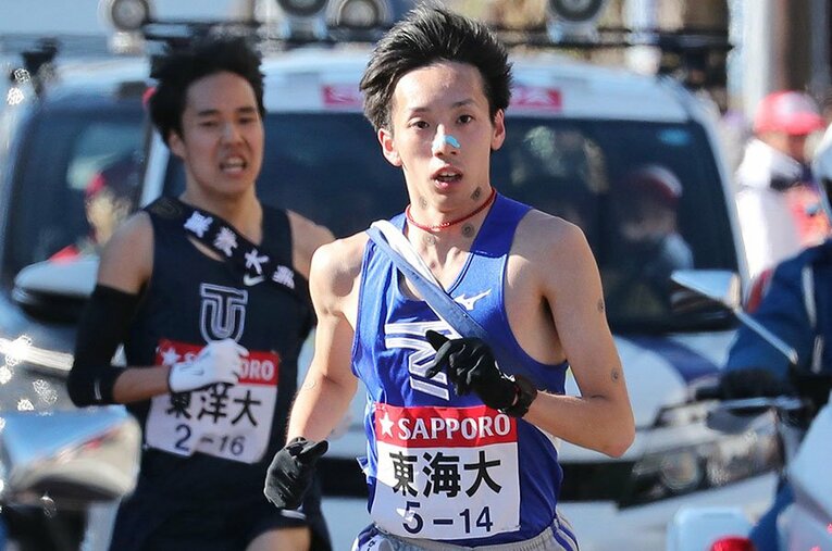 2019年の箱根駅伝で初の大学駅伝デビューとなった小松陽平。8区で区間新の走りを見せ、首位・東洋大をとらえ、東海大逆転優勝の立役者となった ／ photograph by JIJI PRESS