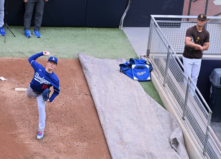 山本の投球練習を見つめるダルビッシュ　©JIJI PRESS