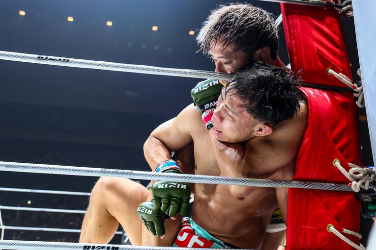 グラウンドでYA-MANを圧倒する金原　©RIZIN FF Susumu Nagao