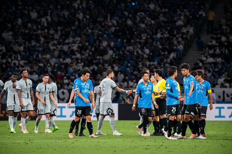 試合後の両チームの選手たち　©Asami Enomoto