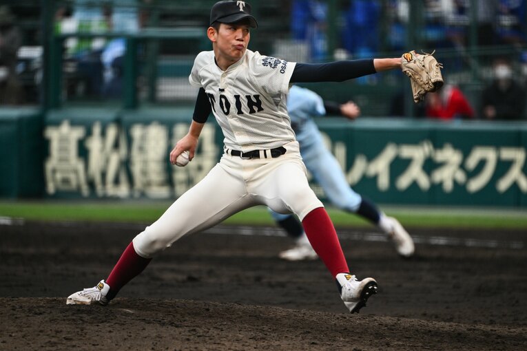 2022年のセンバツは背番号10だったものの実質的には前田悠伍との2枚看板の立場だった　©Nanae Suzuki