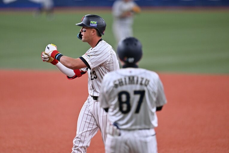 ホームインしたヌートバーを迎える日本ベンチ　©Naoya Sanuki