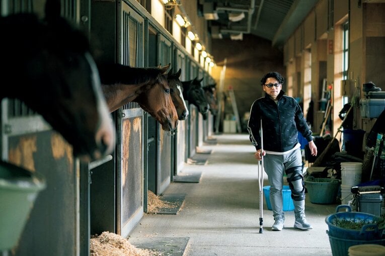 久保は馬に蹴られた左足を固定し、松葉杖をつきながら、再起に向けてリハビリを重ねる ©️Miki Fukano