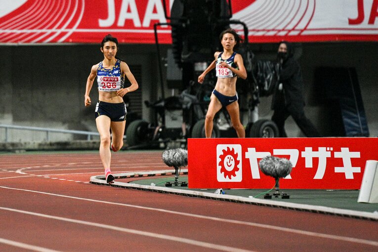 ラストスパートで駆け抜ける田中希実と卜部蘭　©Asami Enomoto
