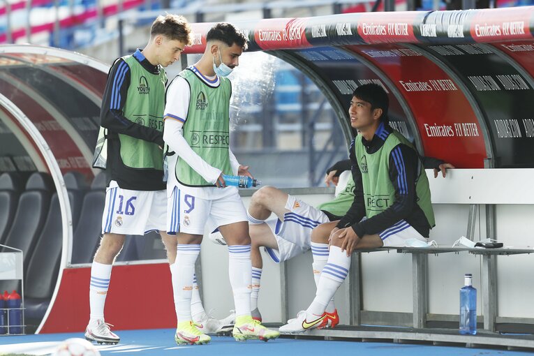 レアルの18歳日本人・中井卓大が「写真撮ってよー！」 無邪気さと表裏一体な《CLを含めた超シビアな競争》の舞台ウラ(13)