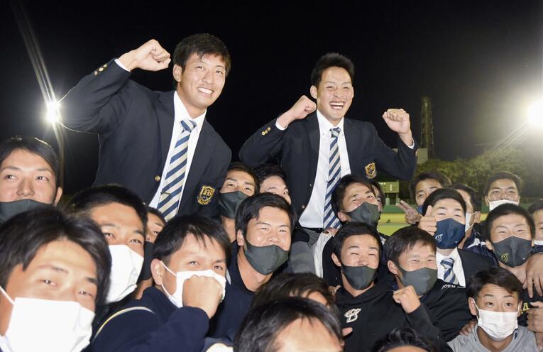 日本ハムと阪神からともに3位指名を受け、チームメートと喜ぶ古川裕大捕手（左）と佐藤蓮投手（右）