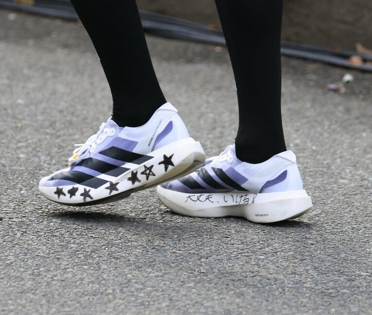 黒田のシューズには今月、悪性リンパ腫で亡くなった同期・皆渡星七さんの名前も　©︎JIJI PRESS