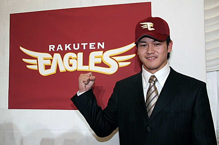楽天に入団が決まった際の一場靖弘。ドラフトの経緯によって大きく野球人生が変わった ／ photograph by JIJI PRESS