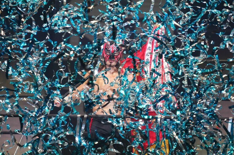 テープの祝砲を浴びて感慨に浸るエル・デスペラード　©Essei Hara