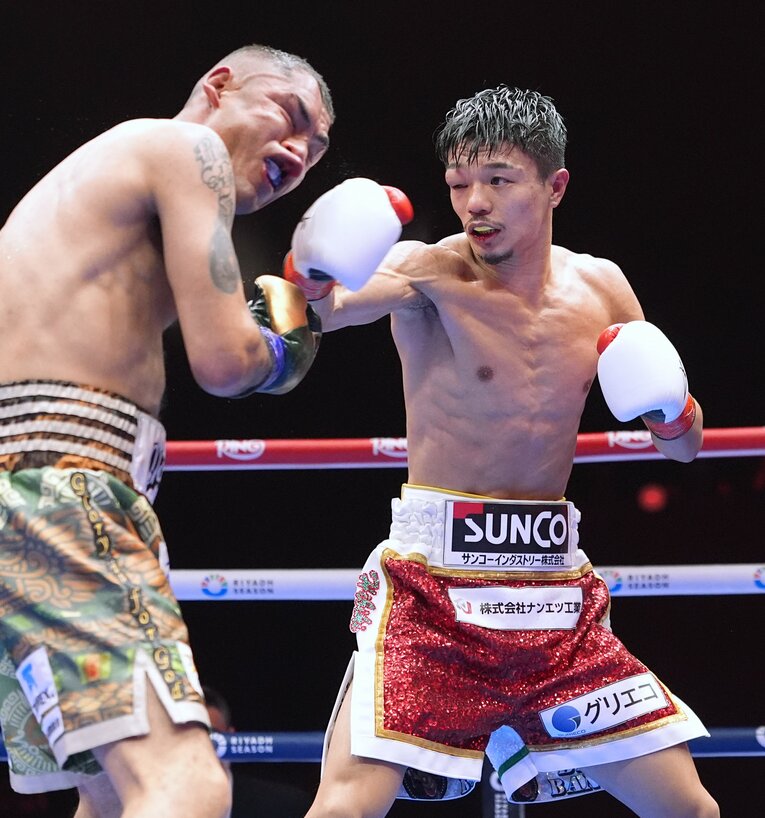 中谷潤人の右フックを被弾するエルナンデス　©Naoki Fukuda