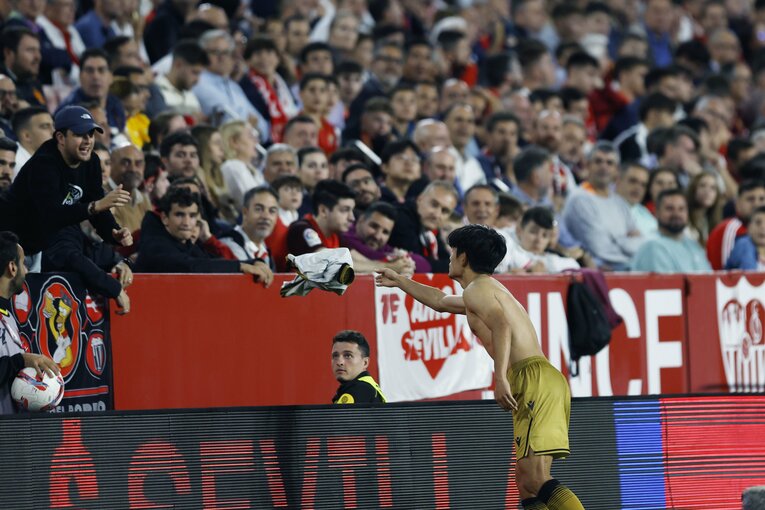 【テレビに映らないクボの素顔】途中交代後、久保が見せた「ファンへのユニフォームプレゼント→肉体美」（全3枚中の1枚目）　©Daisuke Nakashima