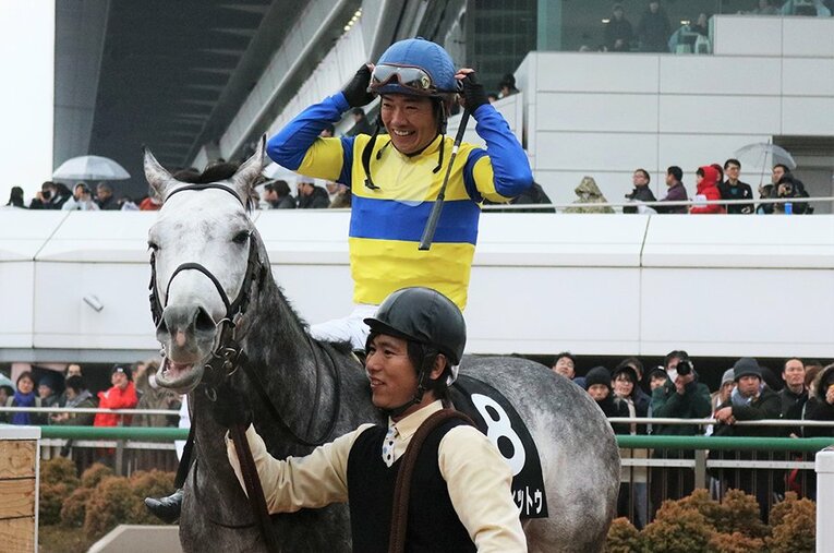 “カッチー”の愛称でおなじみの田中勝春。JRA通算2000勝まであと234勝（7月7日現在）、小気味いい騎乗での重賞勝利を見たい。 ／ photograph by Satoshi Hiramatsu