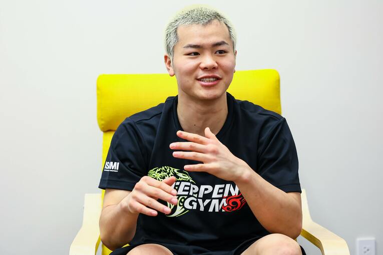 5月27日、大阪でインタビューに答える那須川天心　©Susumu Nagao