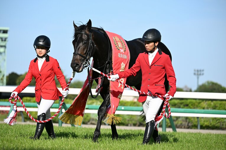 優勝レイをかけられたロブチェン　©Keiji Ishikawa