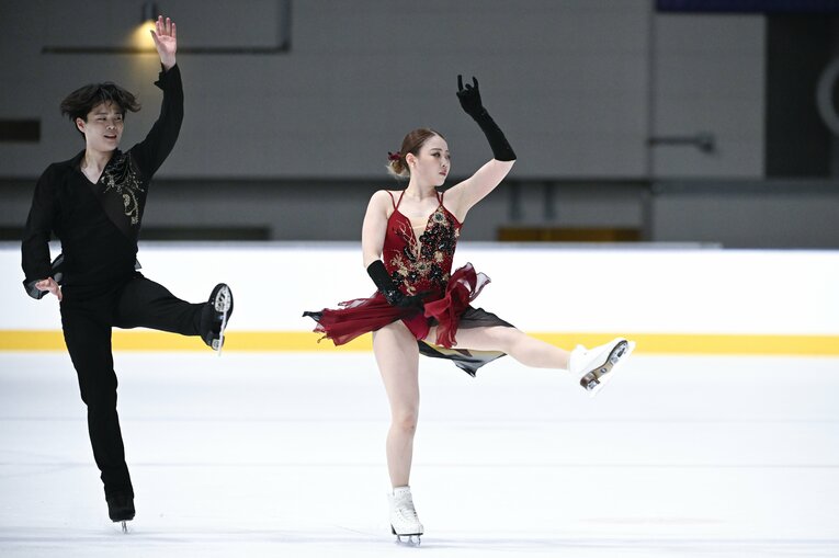初の国際大会出場となった「木下グループ杯」で演技を行う紀平梨花・西山真瑚　©Asami Enomoto【スワイプするとそのほかの写真もご覧になれます】