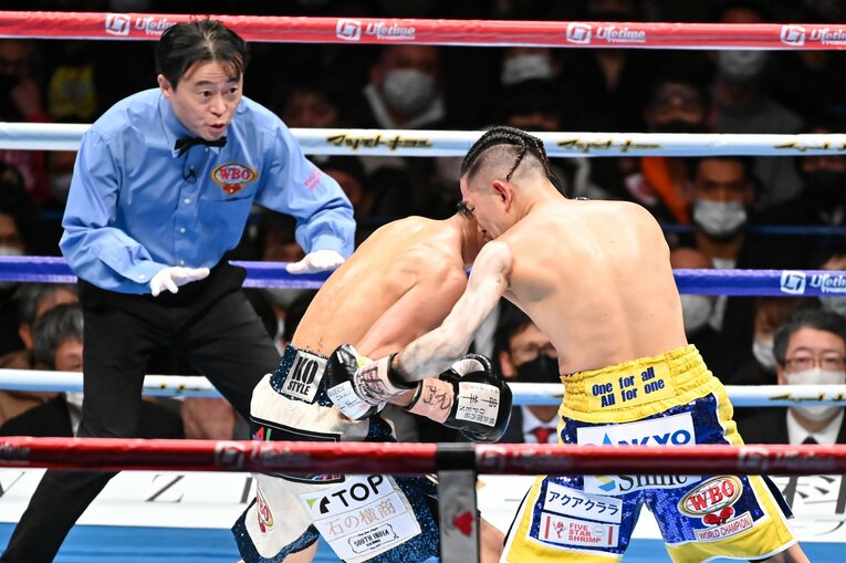 2021年12月31日、井岡一翔と福永亮次の世界戦を裁く中村勝彦レフェリー　©Hiroaki Yamaguchi