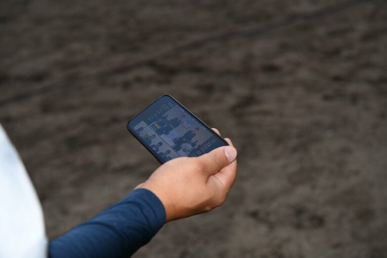 山下らスタッフ陣も、折を見て自身のスマートフォンで配信映像をチェック ©Kota Inoue