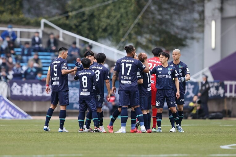 アビスパ福岡のイレブン。松岡大起（88番）は、かつて金明輝監督が指揮した鳥栖でプレーした経歴をもつ　©︎J.LEAGUE