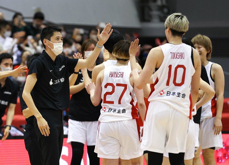 2022年2月10日、W杯予選のカナダ戦に勝利し、選手を笑顔で迎える恩塚HC　©︎Sankei Shimbun