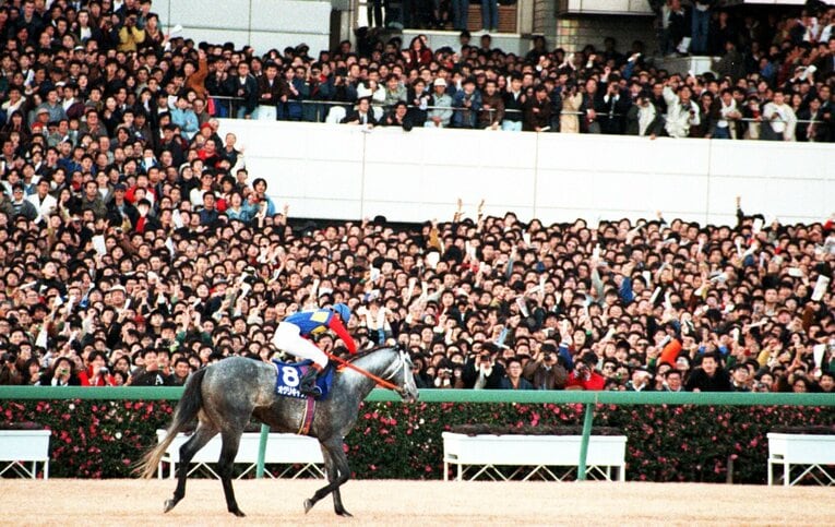 武豊を背にラストランで“奇跡の復活”を果たしたオグリキャップ。中山競馬場は「オグリコール」に包まれた　©Sankei Shimbun
