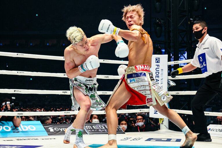 那須川天心が武尊からダウンを奪った「ショートのボラード」　©THE MATCH 2022/Susumu Nagao